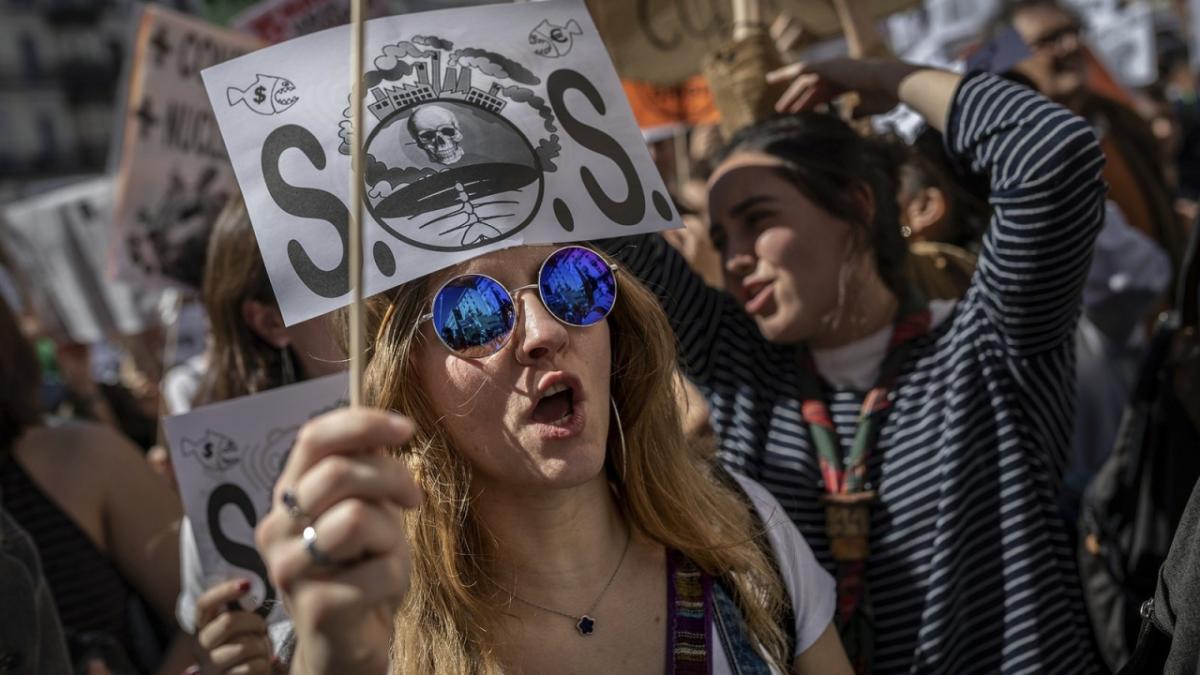 Students shout slogans during a rally in Madrid, Spain, on March 15, 2019. Students mobilized by word of mouth and social media skipped class to protest what they believe are their governments' failure to take tough action against global warming. | Students shout slogans during a rally in Madrid, Spain, on March 15, 2019. Students mobilized by word of mouth and social media skipped class to protest what they believe are their governments' failure to take tough action against global warming. | Bernat Armangu